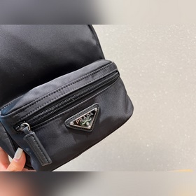 Рюкзак Prada из нейлона Классическая модель, подходит к любому с
