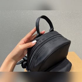 Рюкзак Prada из нейлона Классическая модель, подходит к любому с
