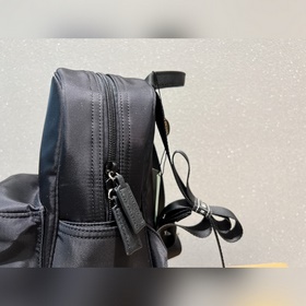 Рюкзак Prada из нейлона Классическая модель, подходит к любому с