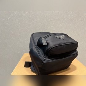 Рюкзак Prada из нейлона Классическая модель, подходит к любому с