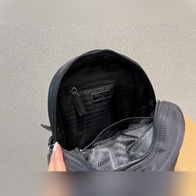 Рюкзак Prada из нейлона Классическая модель, подходит к любому с