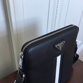 Сумка Prada через плечо. Высококачественная кожа импортного произ