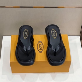 Кожаные тапочки Tods Эти сандалиизготовлены из тонкой кожи, украш