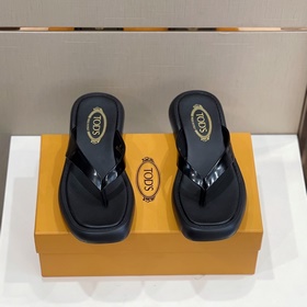 Кожаные тапочки Tods Эти сандалиизготовлены из тонкой кожи, украш
