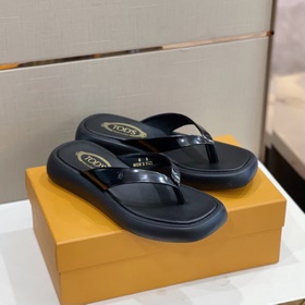 Кожаные тапочки Tods Эти сандалиизготовлены из тонкой кожи, украш