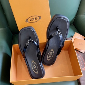 Кожаные тапочки Tods Эти сандалиизготовлены из тонкой кожи, украш