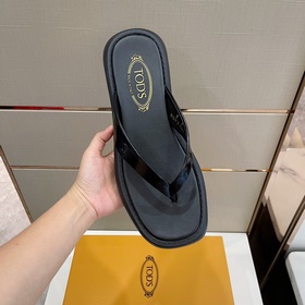 Кожаные тапочки Tods Эти сандалиизготовлены из тонкой кожи, украш