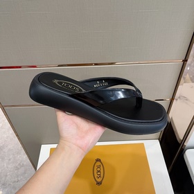 Кожаные тапочки Tods Эти сандалиизготовлены из тонкой кожи, украш