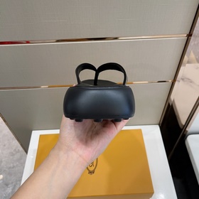 Кожаные тапочки Tods Эти сандалиизготовлены из тонкой кожи, украш