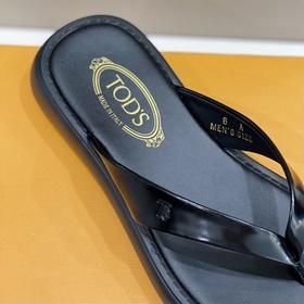 Кожаные тапочки Tods Эти сандалиизготовлены из тонкой кожи, украш