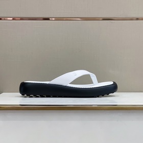 Кожаные тапочки Tods Эти сандалиизготовлены из тонкой кожи, украш