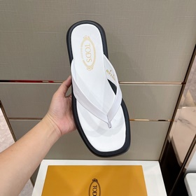 Кожаные тапочки Tods Эти сандалиизготовлены из тонкой кожи, украш