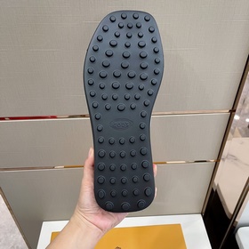 Кожаные тапочки Tods Эти сандалиизготовлены из тонкой кожи, украш