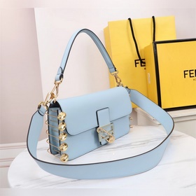 Культовая сумка Baguette квадратной формы из коллекции Versace by