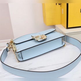 Культовая сумка Baguette квадратной формы из коллекции Versace by