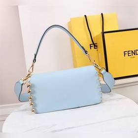 Культовая сумка Baguette квадратной формы из коллекции Versace by