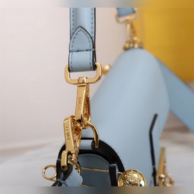 Культовая сумка Baguette квадратной формы из коллекции Versace by