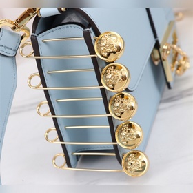 Культовая сумка Baguette квадратной формы из коллекции Versace by