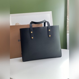 Новая сумка-тоут от Burberry изготовлена из мягкой кожи С большим