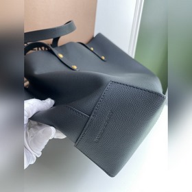 Новая сумка-тоут от Burberry изготовлена из мягкой кожи С большим