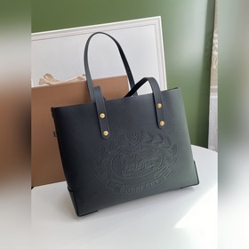 Новая сумка-тоут от Burberry изготовлена из мягкой кожи С большим