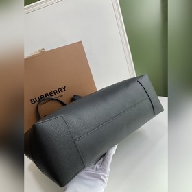 Новая сумка-тоут от Burberry изготовлена из мягкой кожи С большим