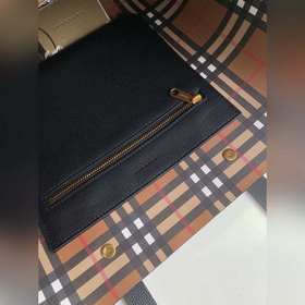 Новая сумка-тоут от Burberry изготовлена из мягкой кожи С большим