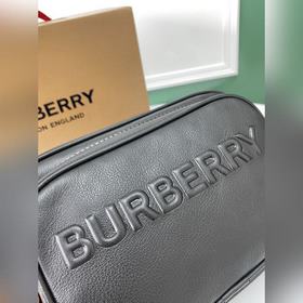 Burberry Изысканная сумка через плечо Изготовлена из итальянской