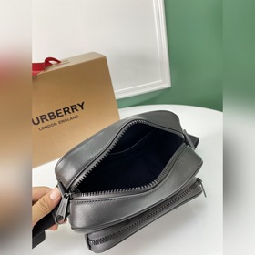 Burberry Изысканная сумка через плечо Изготовлена из итальянской