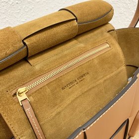 BV  Серия Small Patchwork также привлекает внимание своим естест