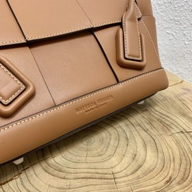 BV  Серия Small Patchwork также привлекает внимание своим естест