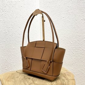 BV  Серия Small Patchwork также привлекает внимание своим естест