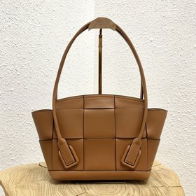 BV  Серия Small Patchwork также привлекает внимание своим естест