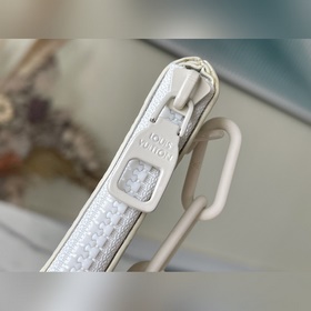 LV  Артикул： M67451 Ключница из последнего сезона — это предмет,
