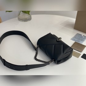 Новая сумка через плечо от Bulgari — яркий акцент осенне-зимнего 