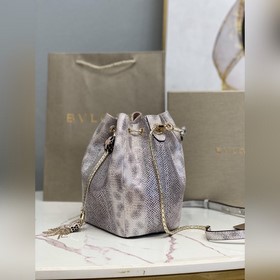 Bulgari Новая ограниченная серия сумок-бакеток из змеиной кожи А