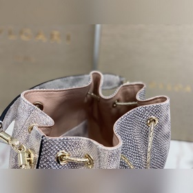 Bulgari Новая ограниченная серия сумок-бакеток из змеиной кожи А