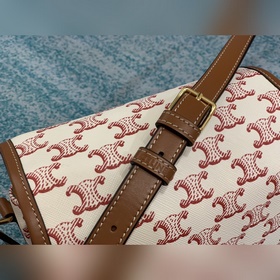CELINE Красные элементы украшают классический силуэт Капсульная 