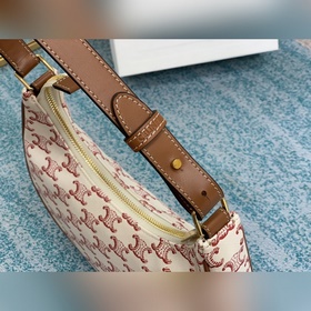 CELINE Красные элементы украшают классический силуэт. Капсульная