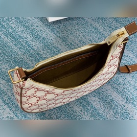 CELINE Красные элементы украшают классический силуэт. Капсульная