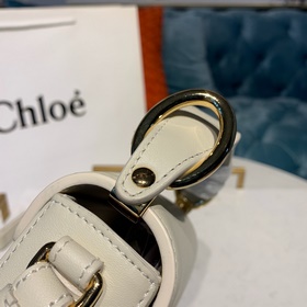 CHLOE Сумка C Bag с кожаным ремнем через плечо отличается модным 