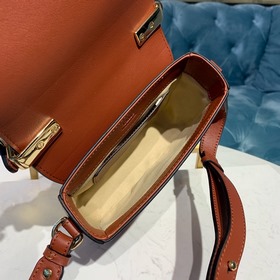 CHLOE Сумка C Bag с косым ремнем отличается модным и ярким дизайн