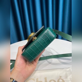 CHLOE Сумка C Bag с косым ремнем отличается модным и ярким дизайн