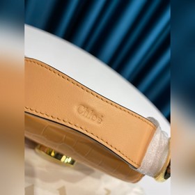 CHLOE Сумка C Bag с кожаным ремнем через плечо отличается модным 