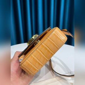 CHLOE Сумка C Bag с кожаным ремнем через плечо отличается модным 