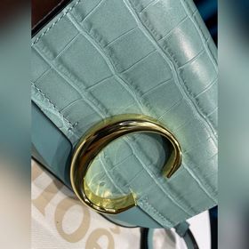 CHLOE Сумка C Bag с косым ремнем отличается модным и ярким дизайн