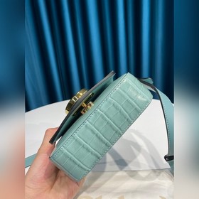 CHLOE Сумка C Bag с косым ремнем отличается модным и ярким дизайн