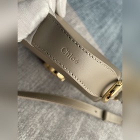 CHLOE Сумка через плечо с модным и ярким дизайном, украшенная нак
