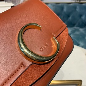 CHLOE Сумка C Bag с косым ремнем отличается модным и ярким дизайн