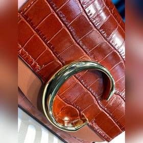CHLOE Сумка C Bag с кожаным ремнем через плечо отличается модным 